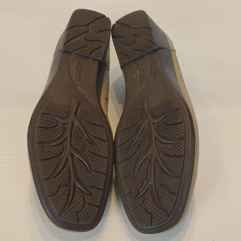 Earth Shoe Leather Bayside Biscuit Heavy Padded Laser Cut Scroll Slip On Wedges